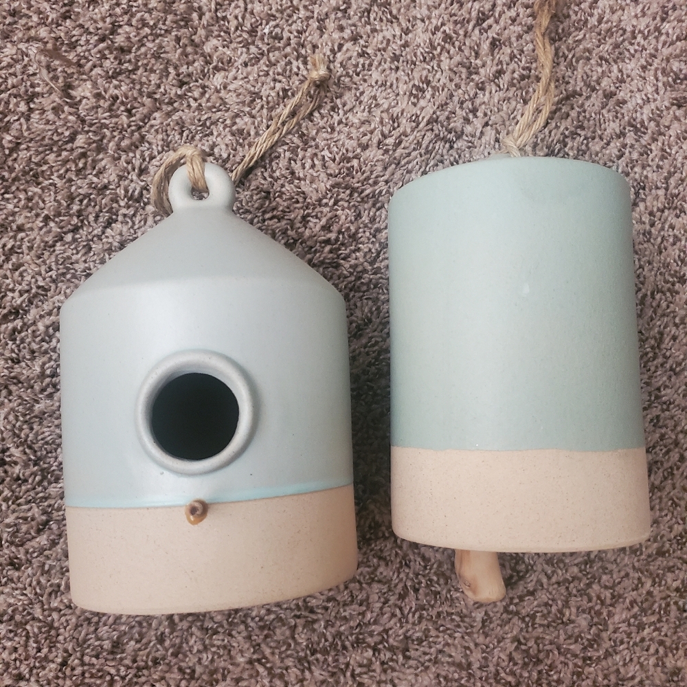 Farmhouse Bell And Birdhouse‎